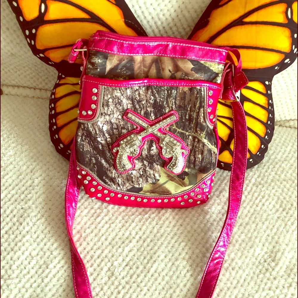Camo and hot pink shoulder purse with Guns 😉